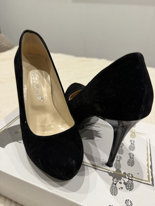Черни високи токчета с платформа- велур, 36 номер