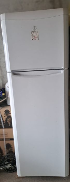 Vând frigider Indesit