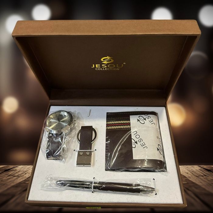 Елегантен подаръчен комплект за мъже 4 в 1
Порт