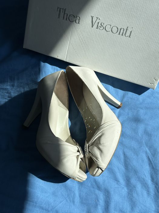 Pantofi albi decupati in fata, masura 36