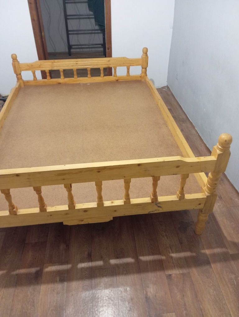 Кровать из чистого дерево