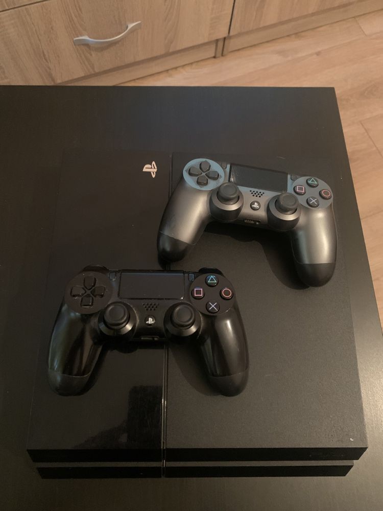 PS4 с два контролера