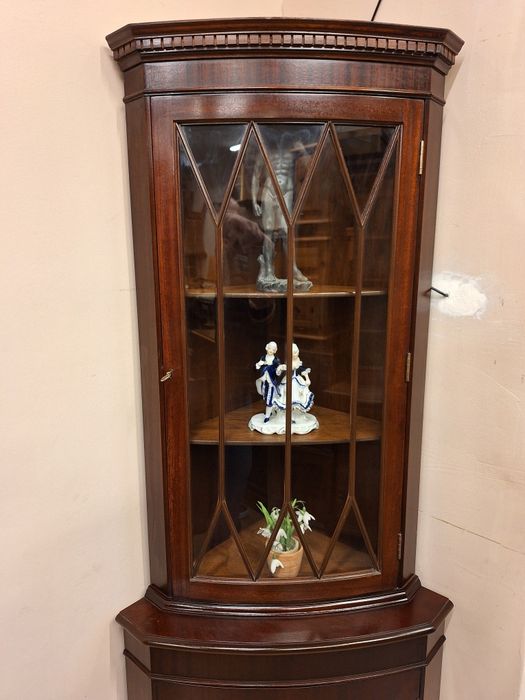 Луксозна ъглова витрина SELVA