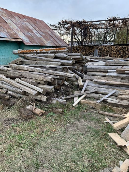 Vand lemne din demolarea unei case