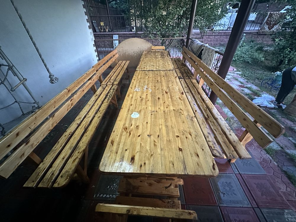 Деревянный стол и стуля