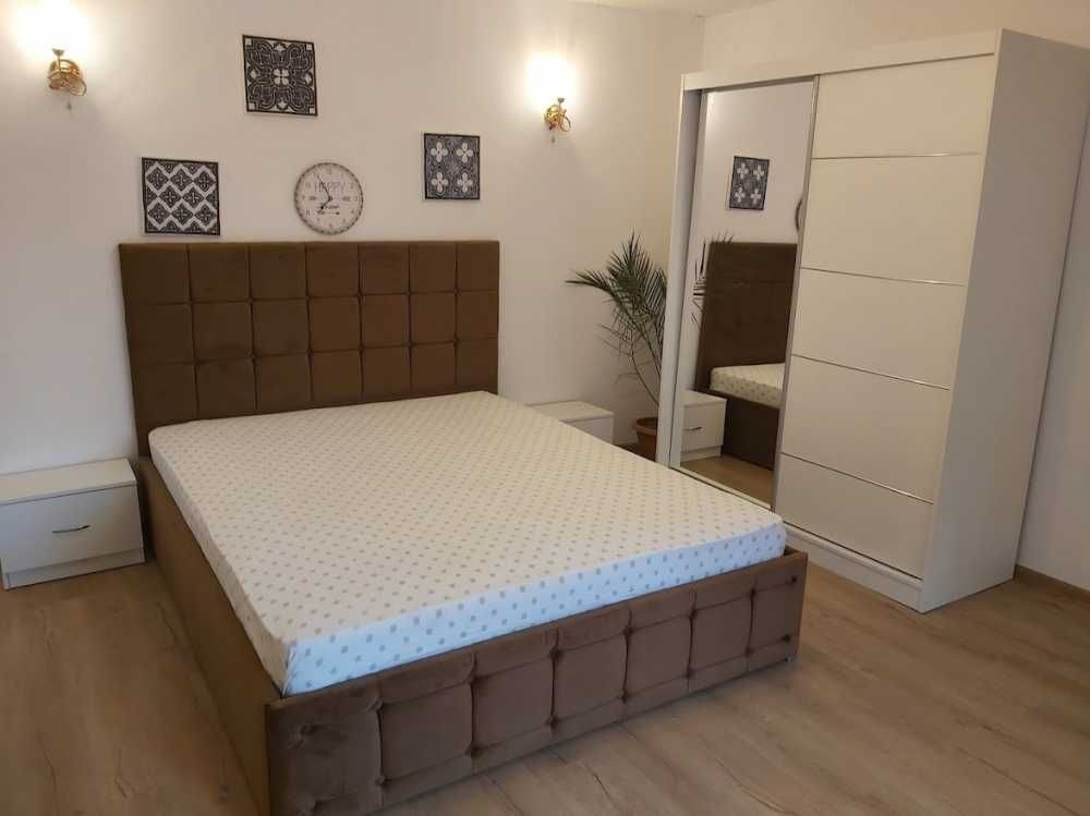 Set Dormitor Regal cu Pat Tapitat 160 cm x 200 cm COD R36