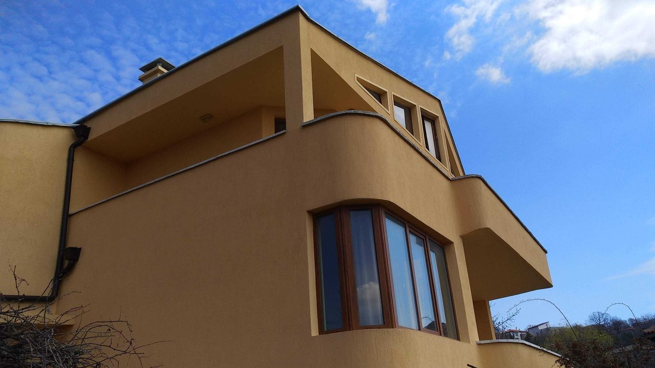 Дава се под наем Къща в к.к. Св.Св. Константин и Елена - 250 кв.м за 1224 € - Снимка #1