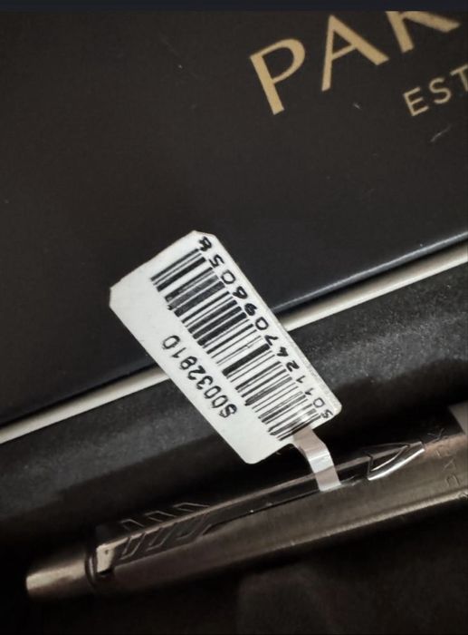 Pix Parker nou in cutie alb cu argintiu