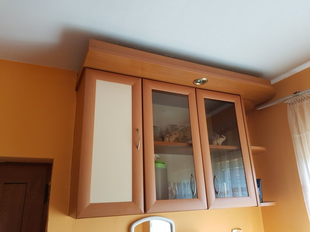 Кухня с мивка и шкаф и горен шкаф витрина