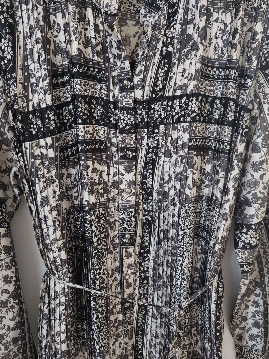 Rochie lunga,eleganta, imprimeuri alb negru, tulle jos, marimea 42-44