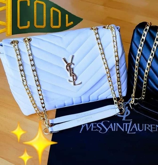 Geanta damă alb imaculat, accesorii metalice aurii, saculet, etichetă