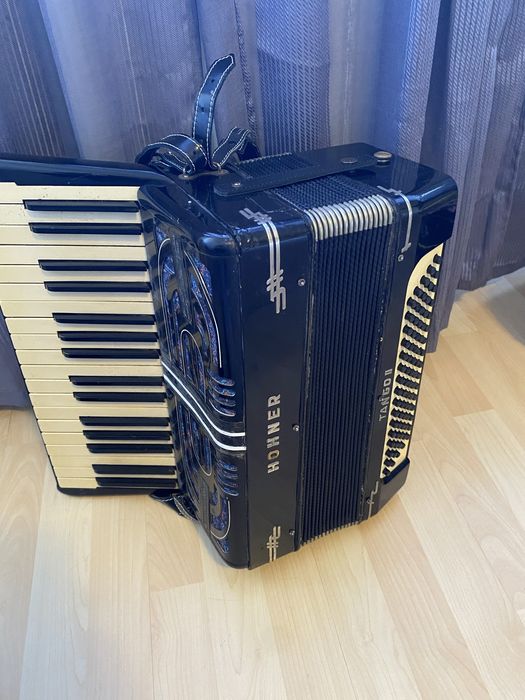 Vand acordeon Hohner Tango II la pret de ocazie!!