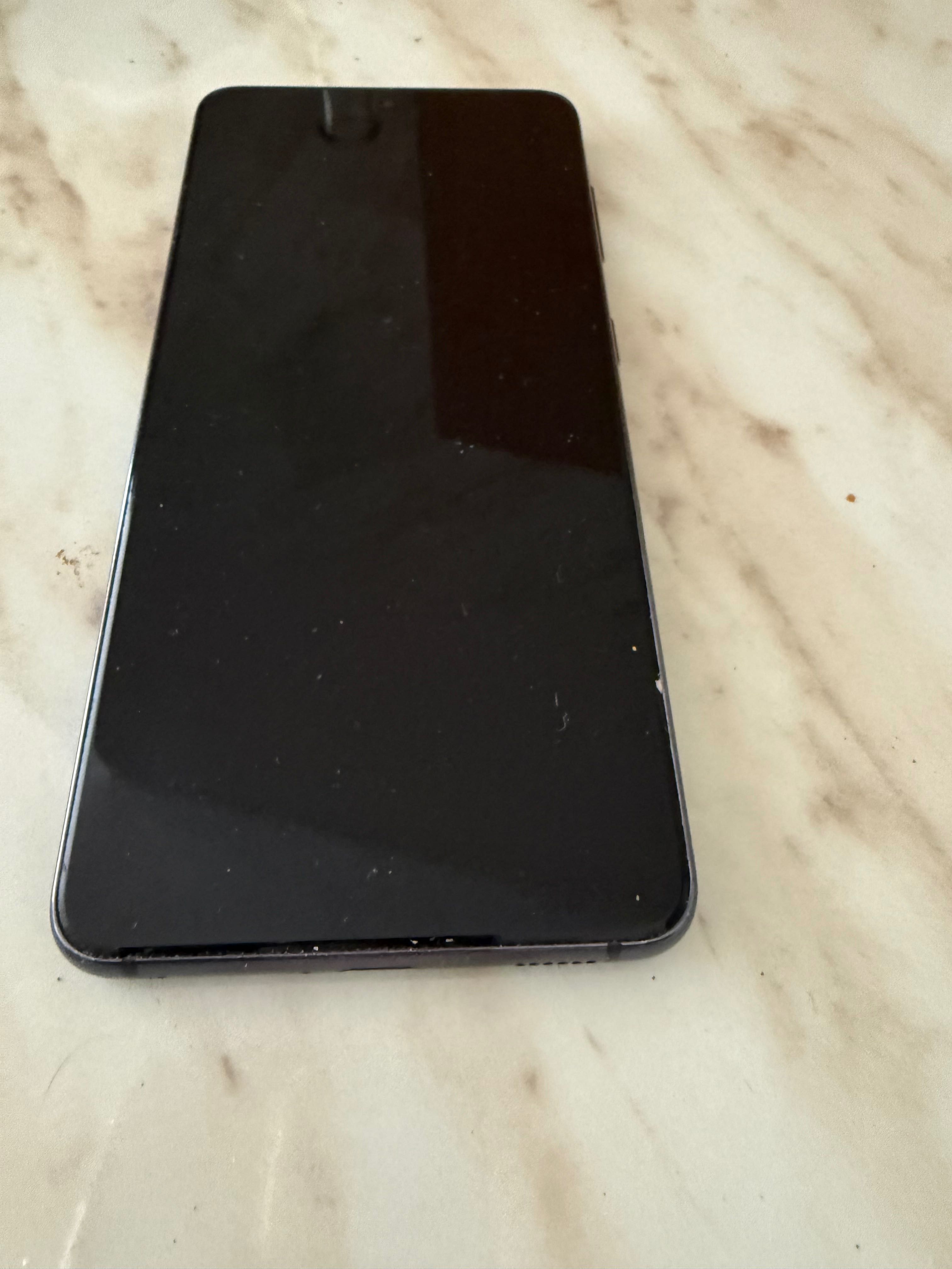 Продавам Samsung S21 + 2 бр. Кейсове + кабел за зареждане.