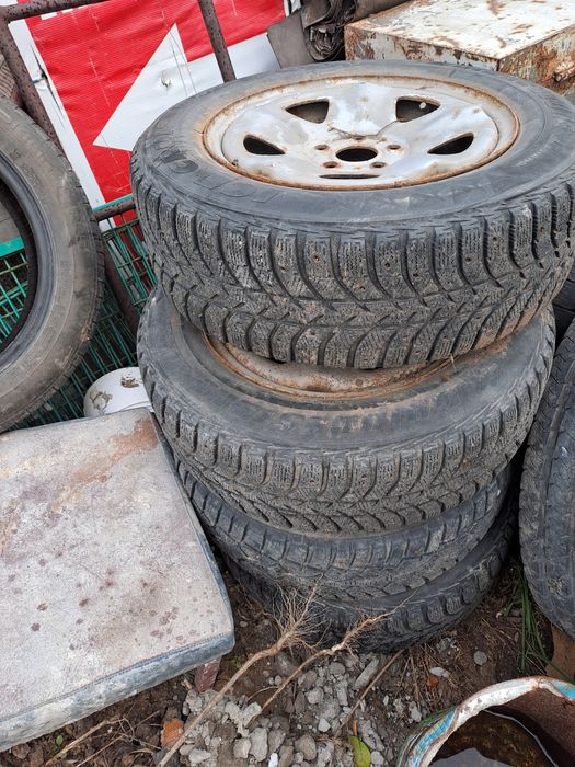 Продам шины  195/65 R15 шипованные с дисками на волгу