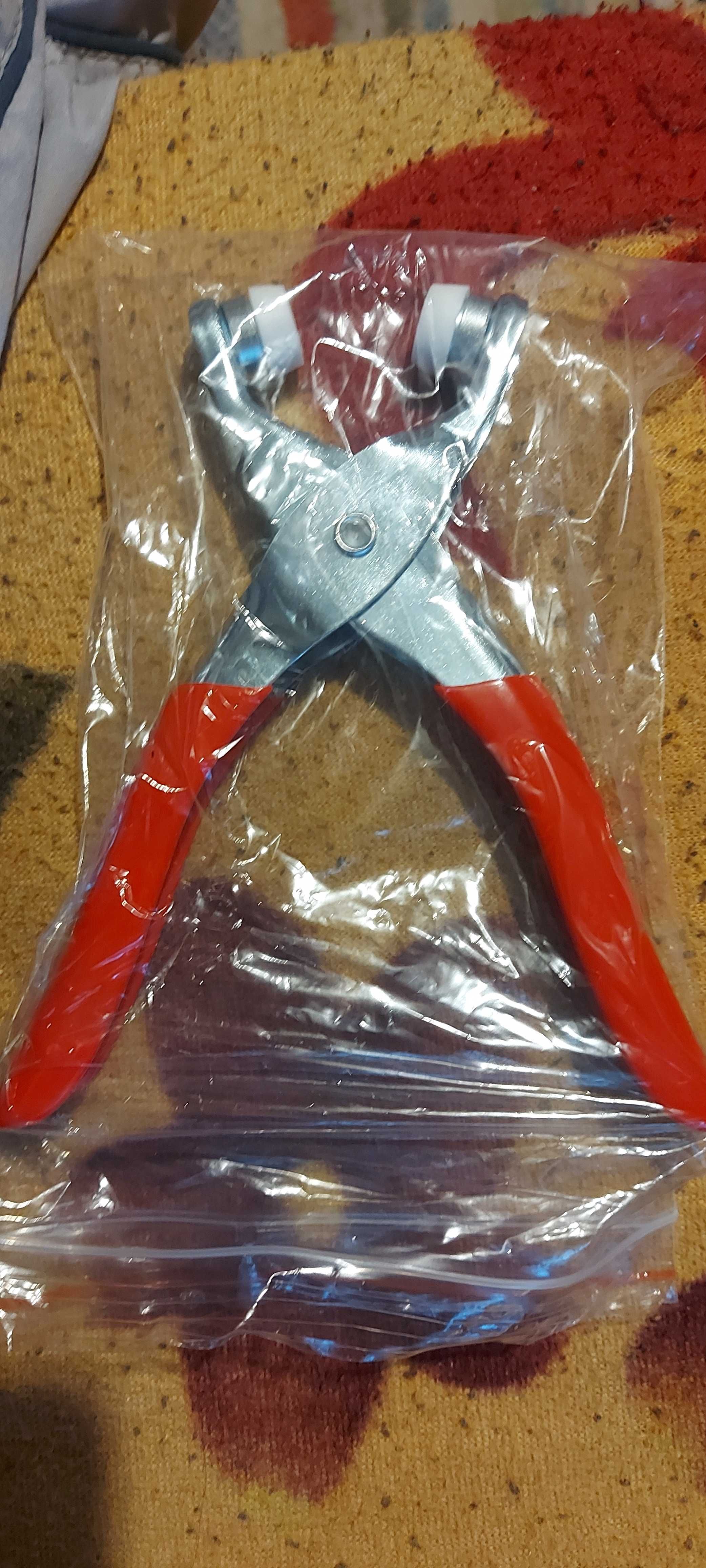 Set de 100 de nasturi pentru haine cu cleste inclus .