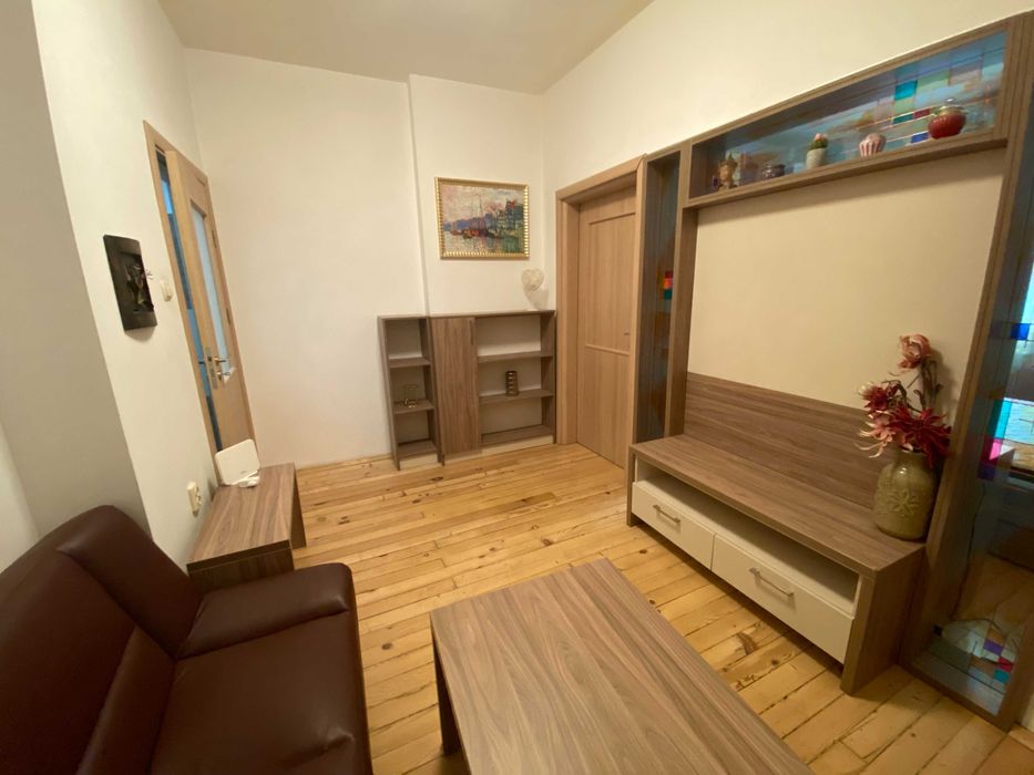 Дава се под наем Тристаен апартамент в София, Център - 70 кв.м за 680 € - Снимка #2
