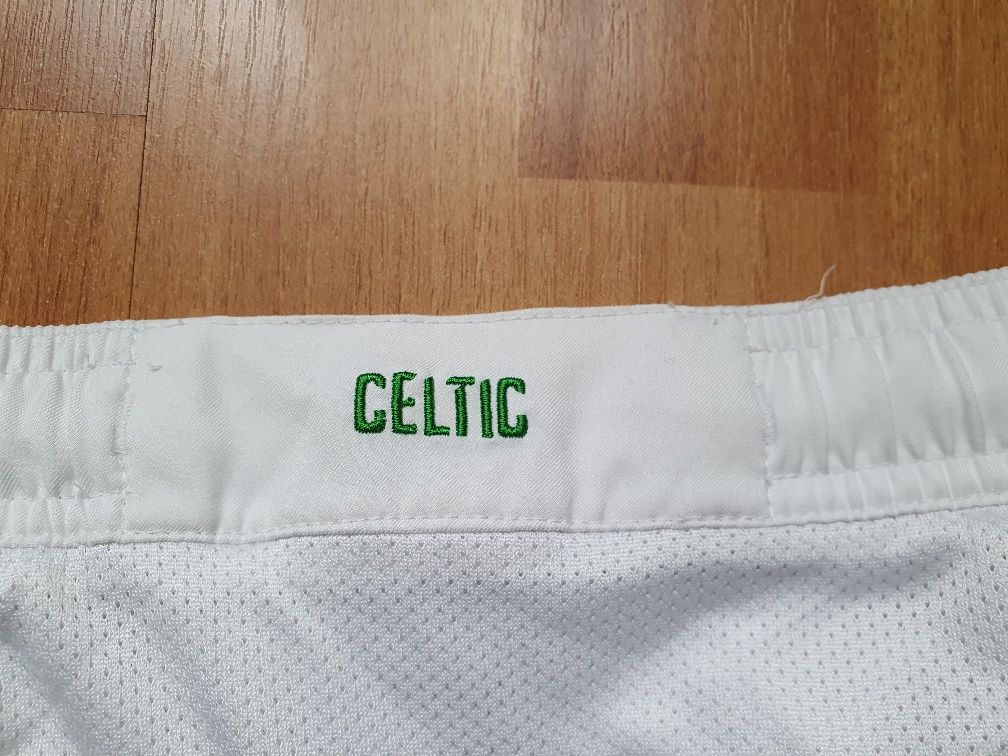 Vând pantaloni scurți Celtic