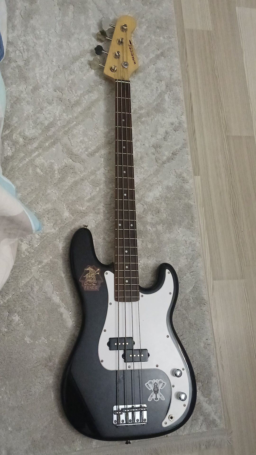 Vand bass warriors + strap si mini amp ambele in stare perfectă
