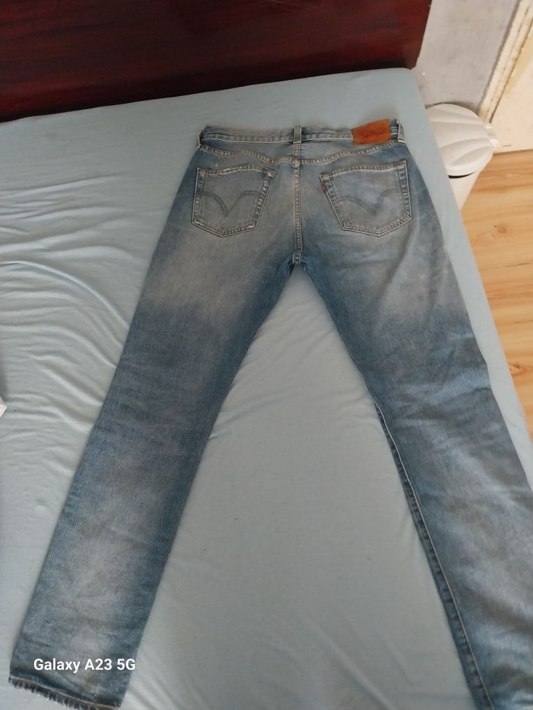 Blugi levis 501.