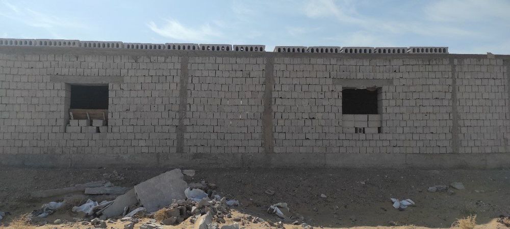 Продаётся  недостроинный здание для сферы услуги и производство.