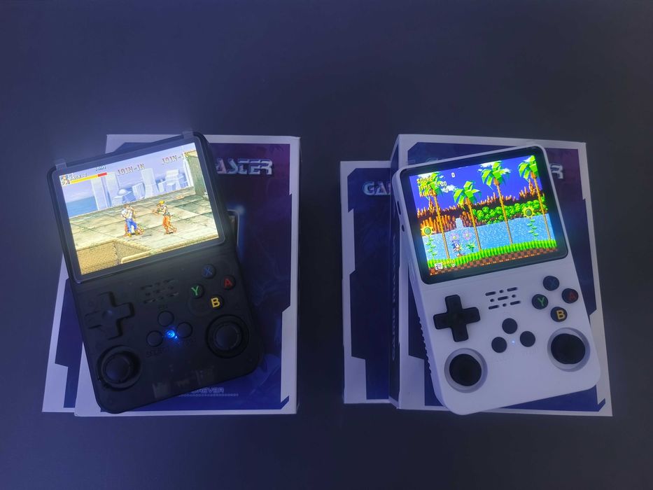 R36S Малка Портативна Конзола с хиляди ретро игри