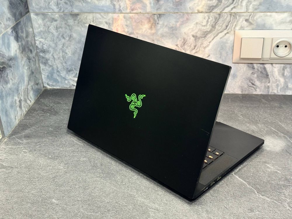 Razer Blade 15 i7-10875H/32/2TB SSD/RTX 2080 Super/Сенсорный 4K Oled