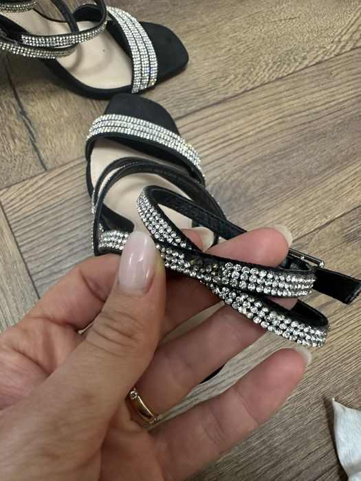 Sandale cu pietre Zara