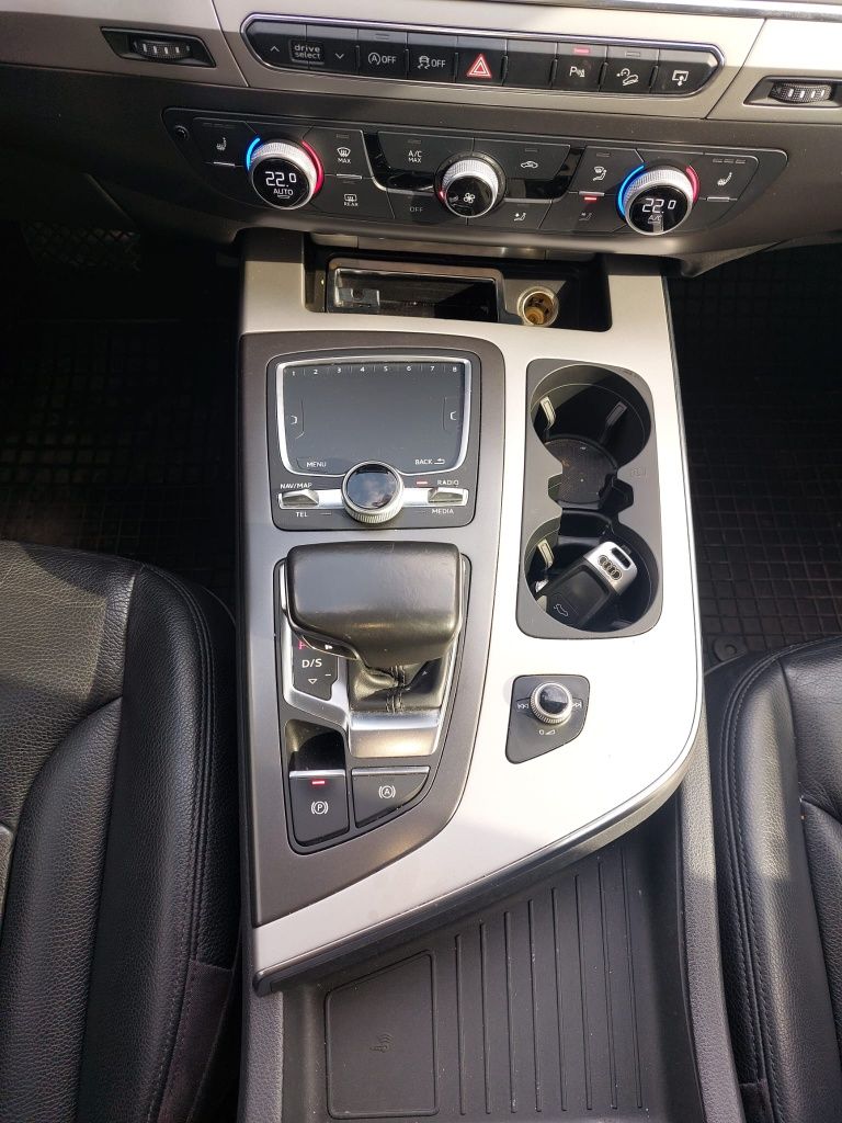 Audi Q7  2016 Cockpit/Panoramic