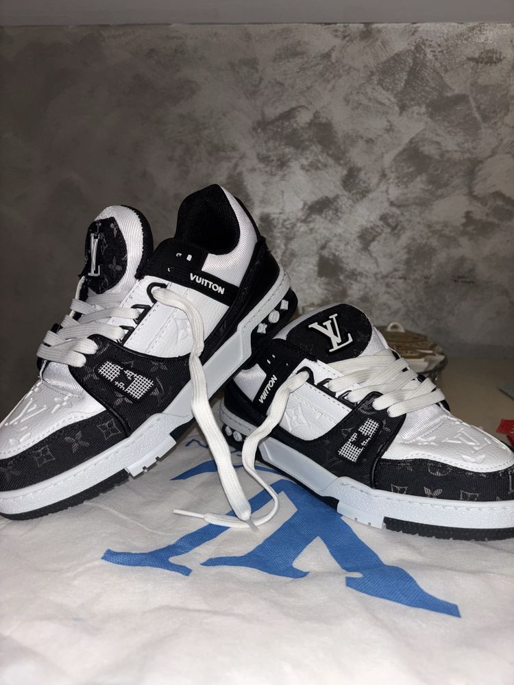 Vand pantofii Louis Vuitton