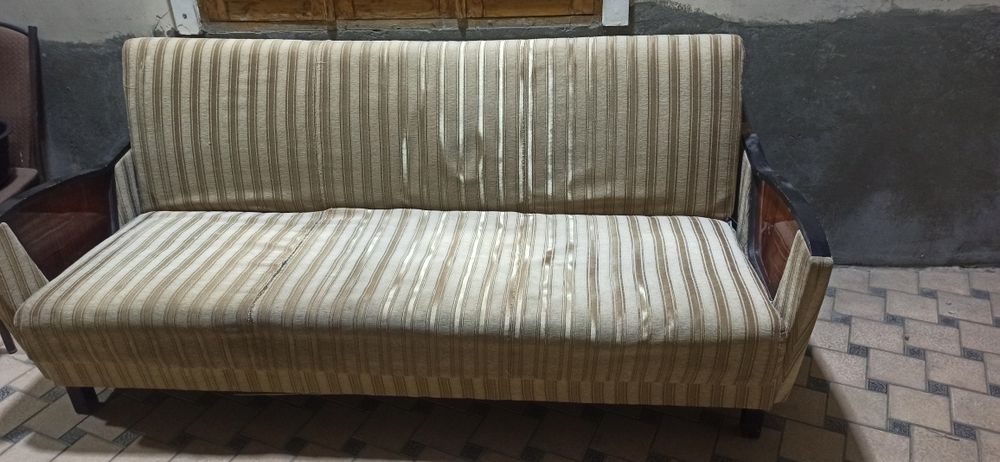 Divan sotiladi..