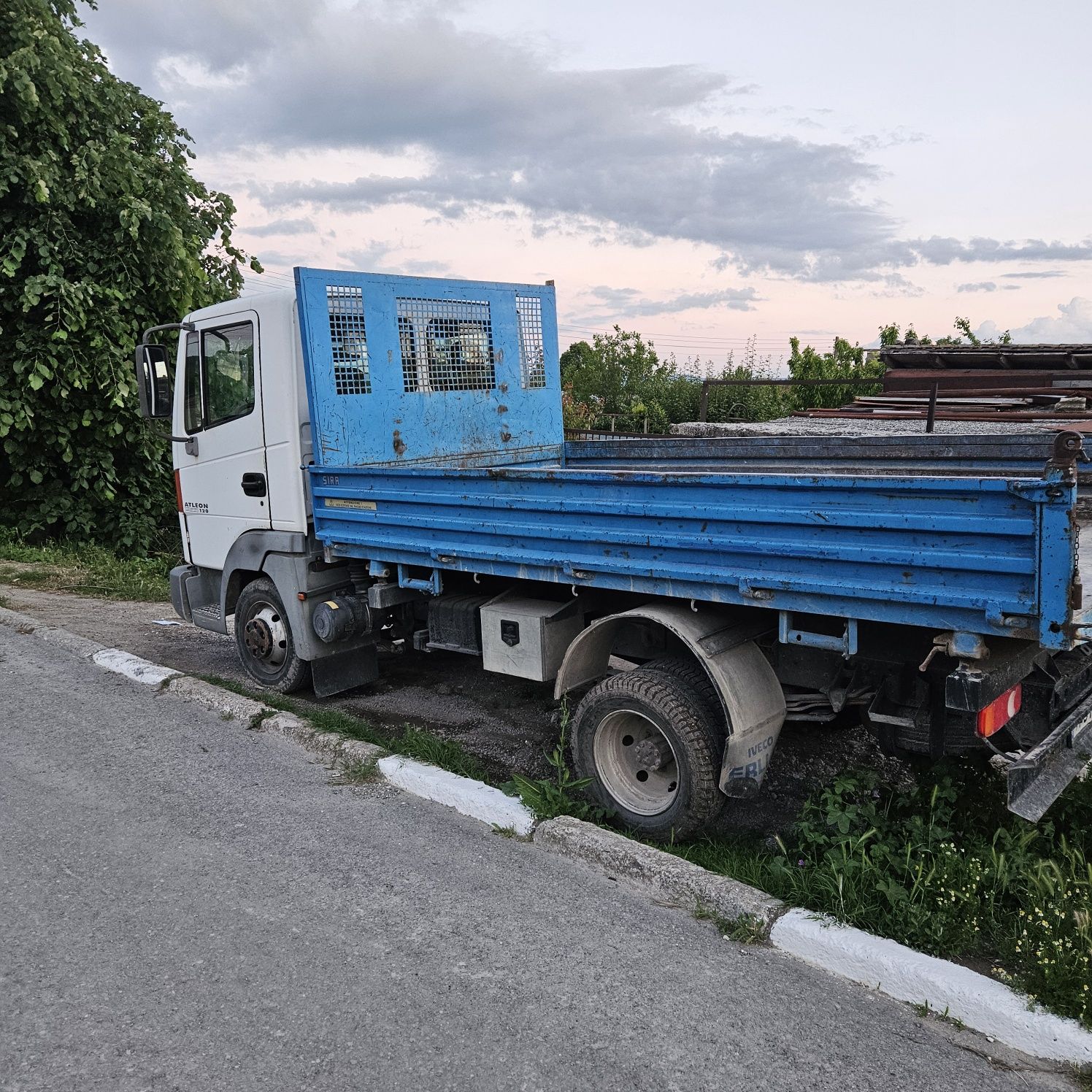 Камион  самосвал Nissan