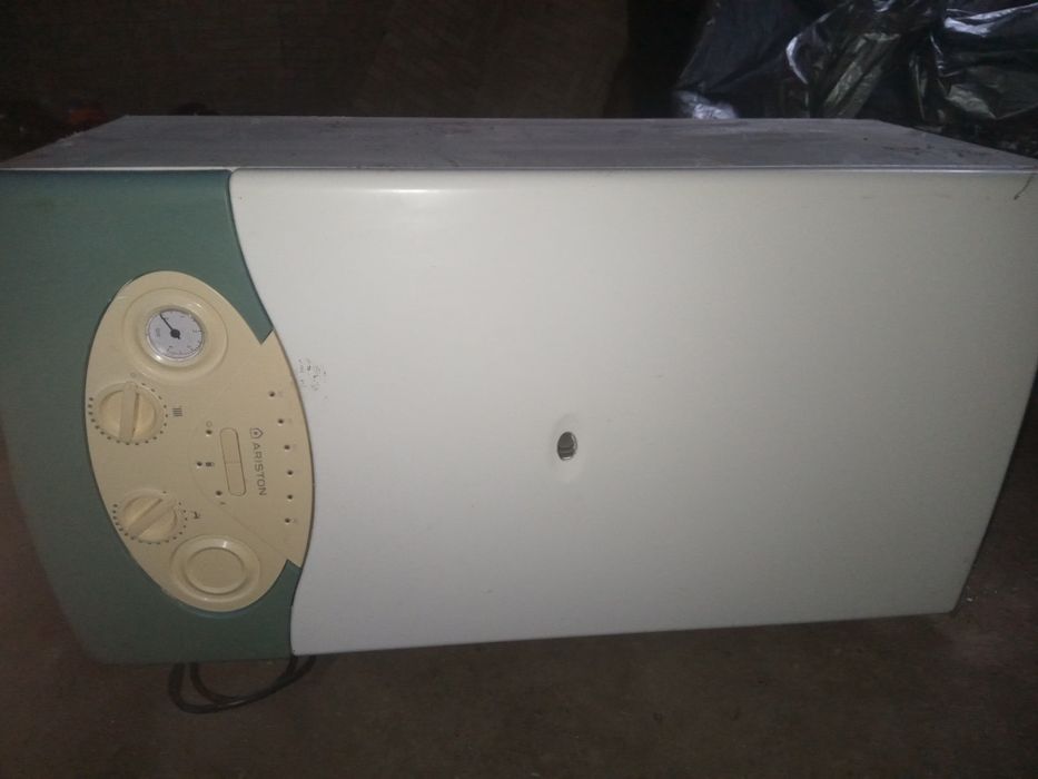 Centrala termica ariston căldură și apă caldă 550 lei perfect funcțion