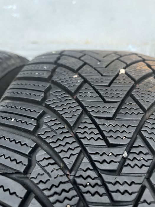 2 бр. зимни гуми 235/45/19 Arivo DOT 2322 6,8 mm