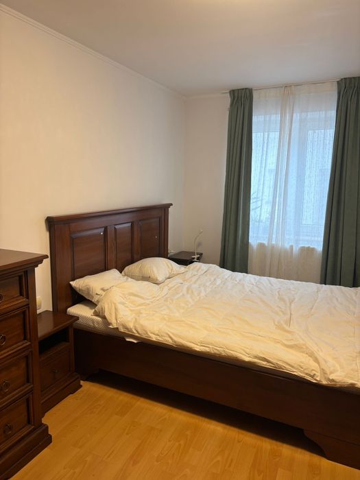 Set dormitor lemn masiv-nuc include pat, noptiere, dulap, comoda