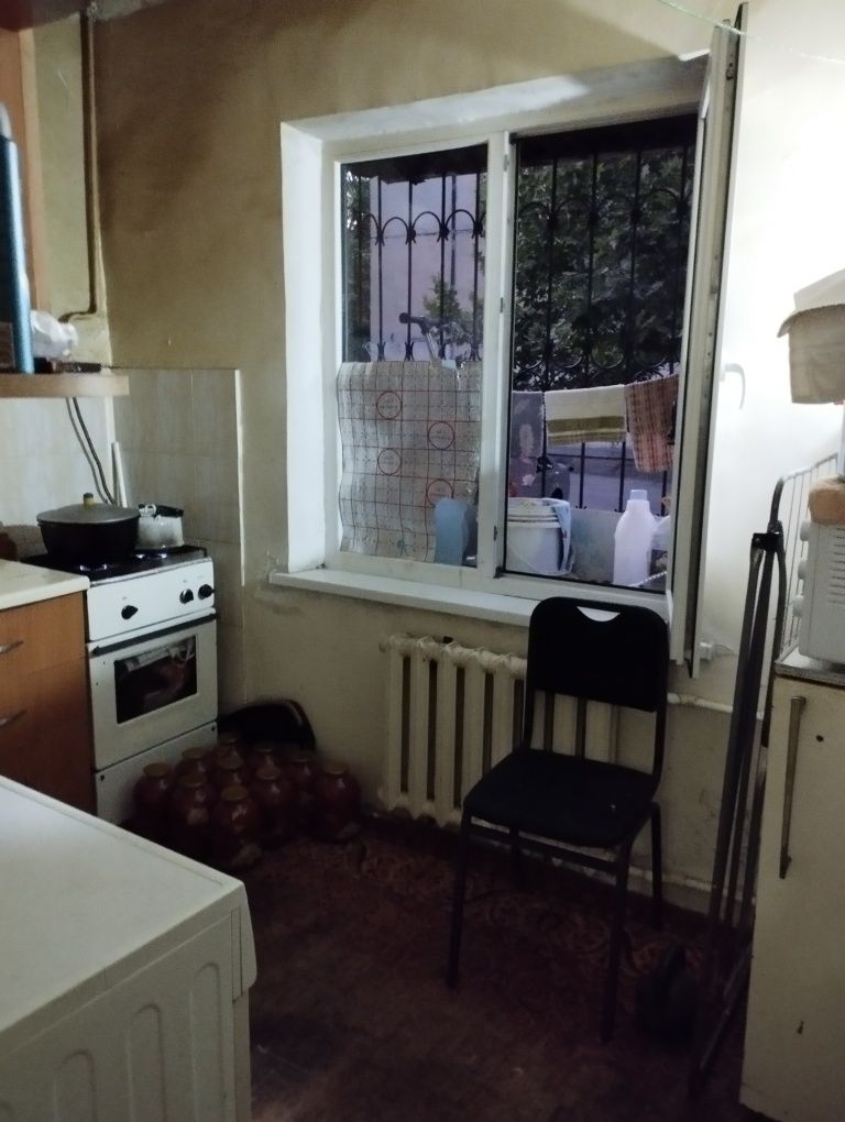 Срочно. Продается 1 - комнатная кв-ра, 1-этаж. Без ремонта. Домробад.