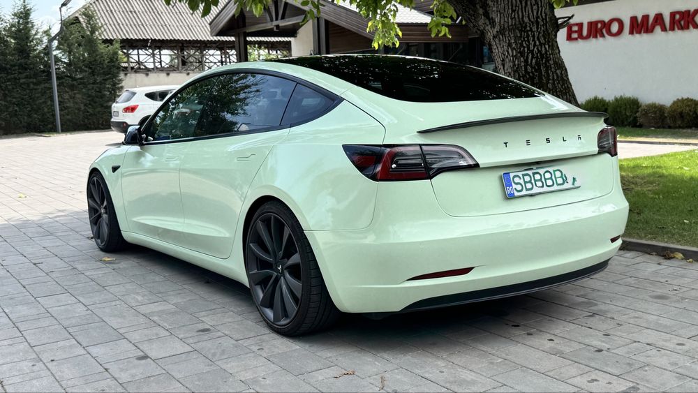 Tesla model 3 SR+ standard range facelift pompa caldura faruri matrix
