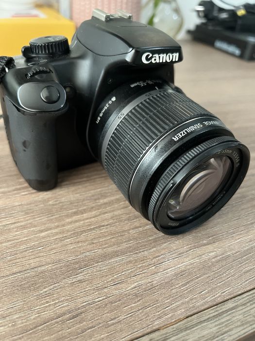 Aparat foto DSLR CANON 1000D, cu obiectiv 18-55 AF.