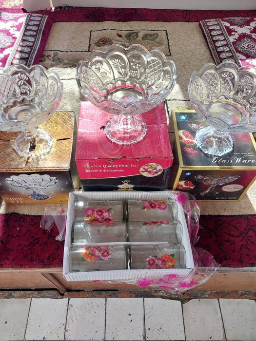 Вазы и бокал новые. Хрустальная  большая.