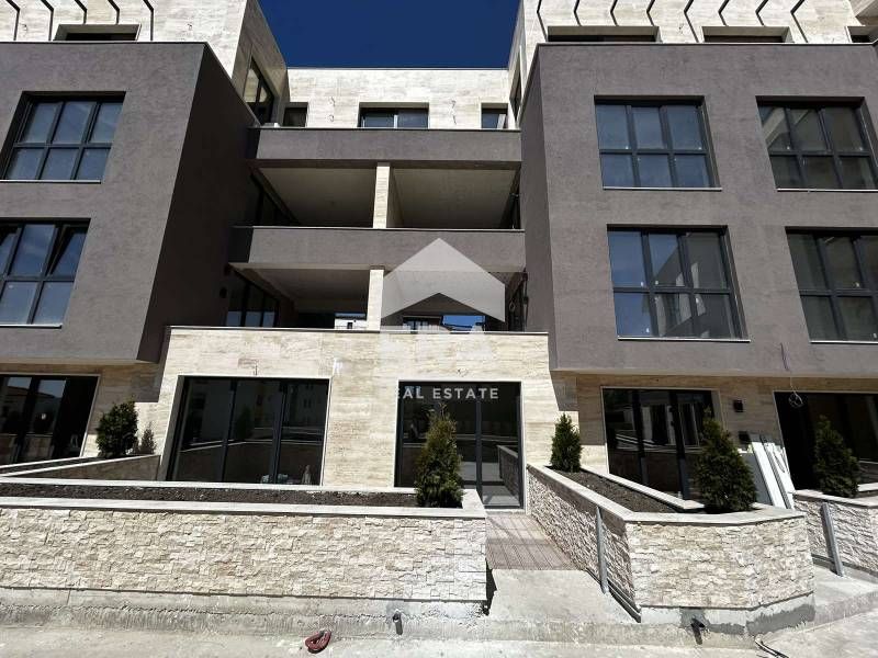 Четиристаен  апартамент за продажба, с големи стаи, в новопостроен ком