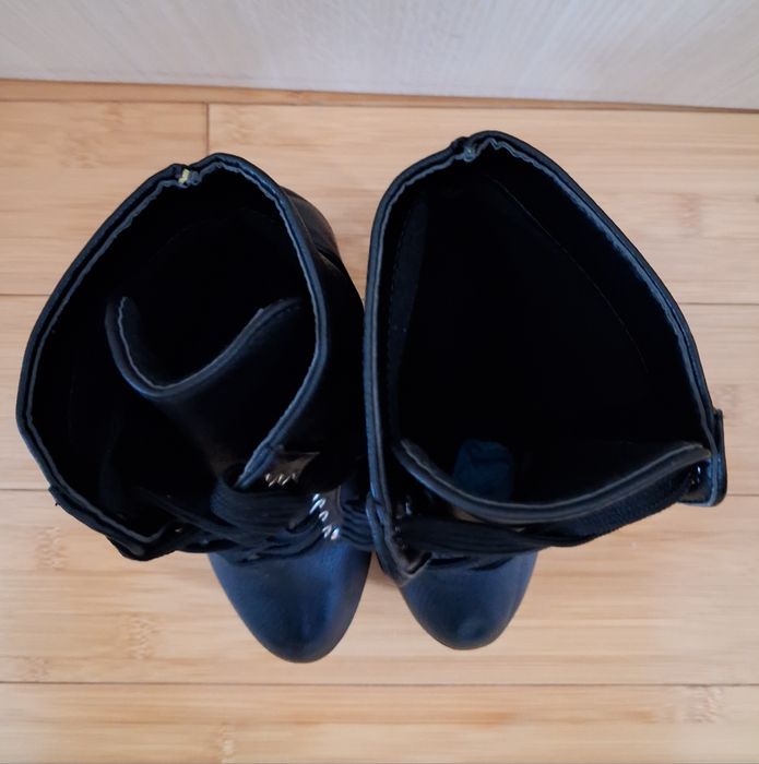 Продавам пънк/готик черни боти на високи токове