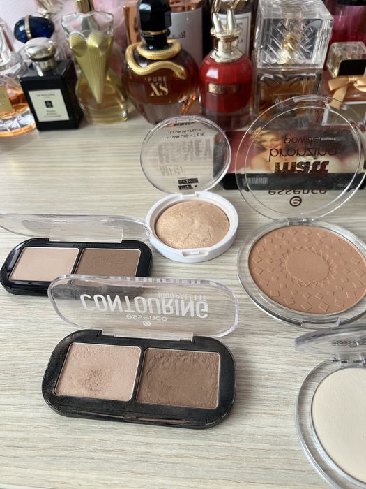 Pudre bronzante si iluminator Essence, paleta machiaj Mac