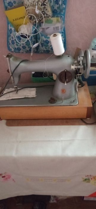 Электрическая швейная машинка
