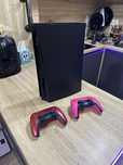 Продавам ps5 с два контролера disk version 1tb