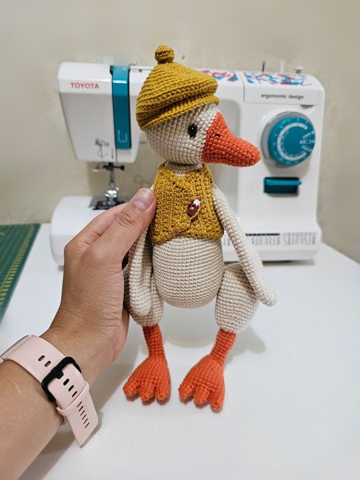 Гусь вязаный ,на шплинтовом креплении крылья ,ноги,голова