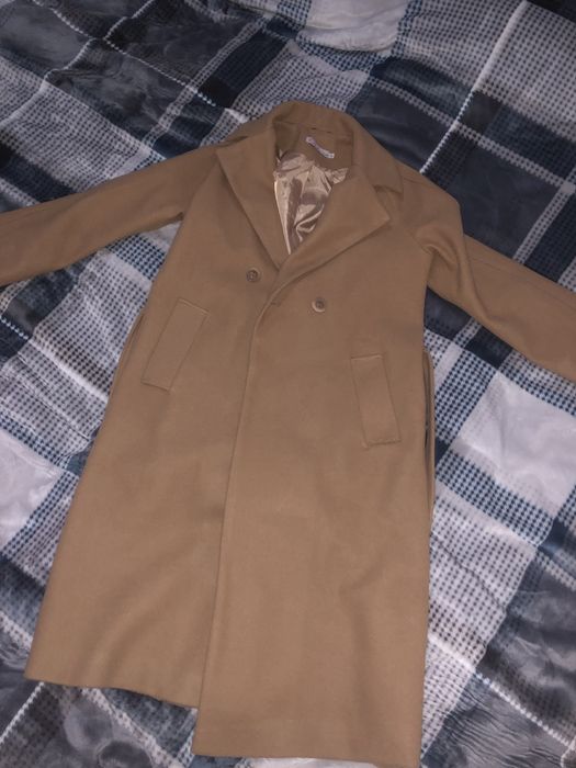 Коричневый палто сотилади