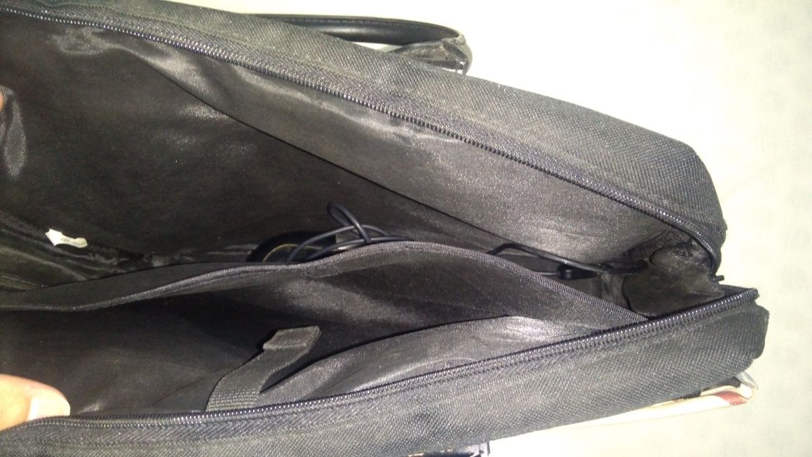 Geantă laptop groasa, model deosebit