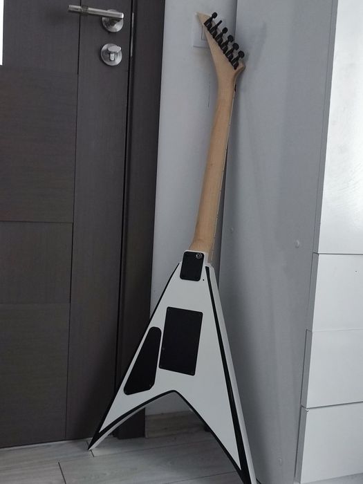 Chitara Electrica Jackson JS32 King V WH AH impecabila, cu accesorii