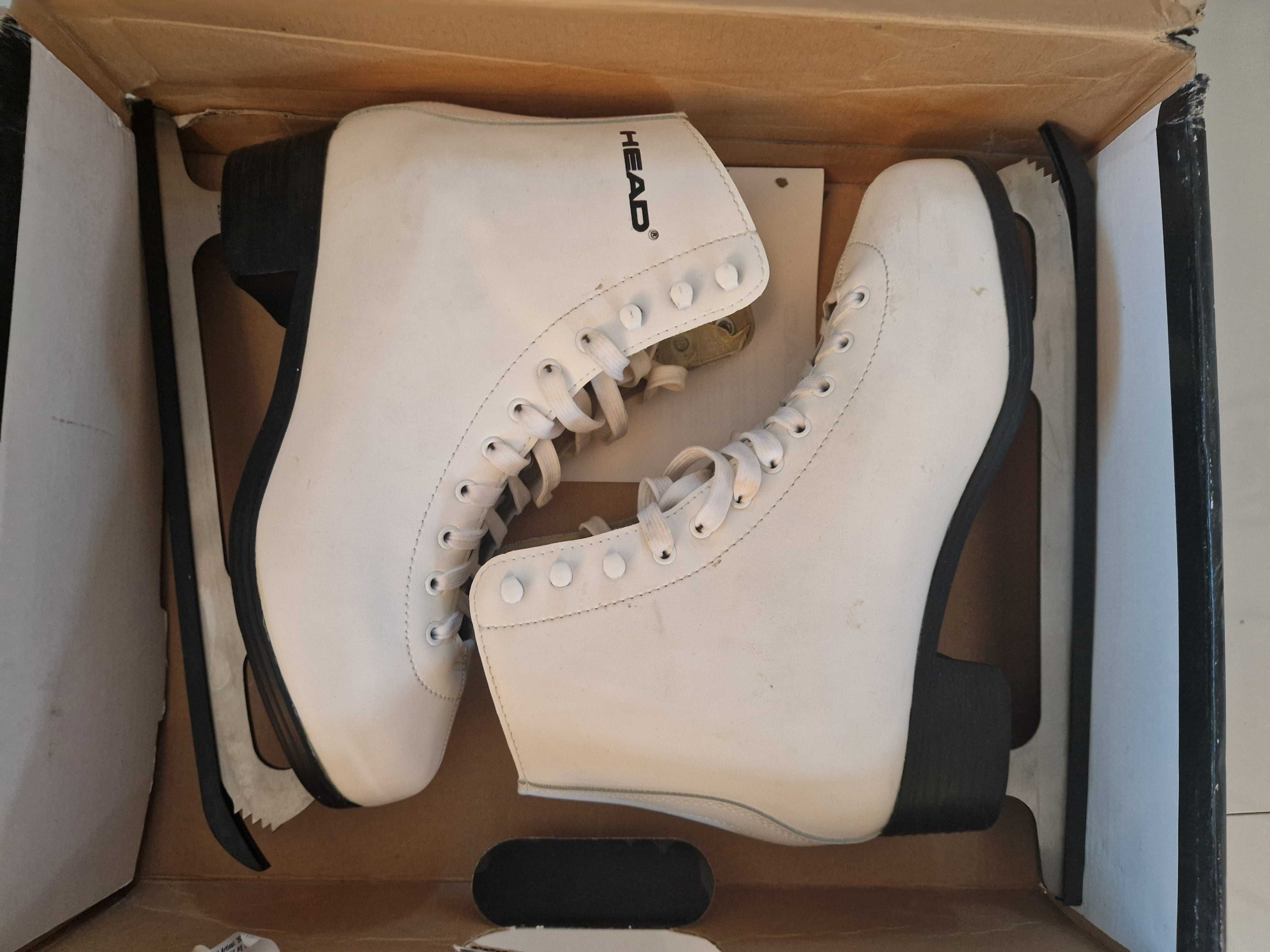 Vând placă snowboard cu legături si boți. Patine clasice, nefolosite.