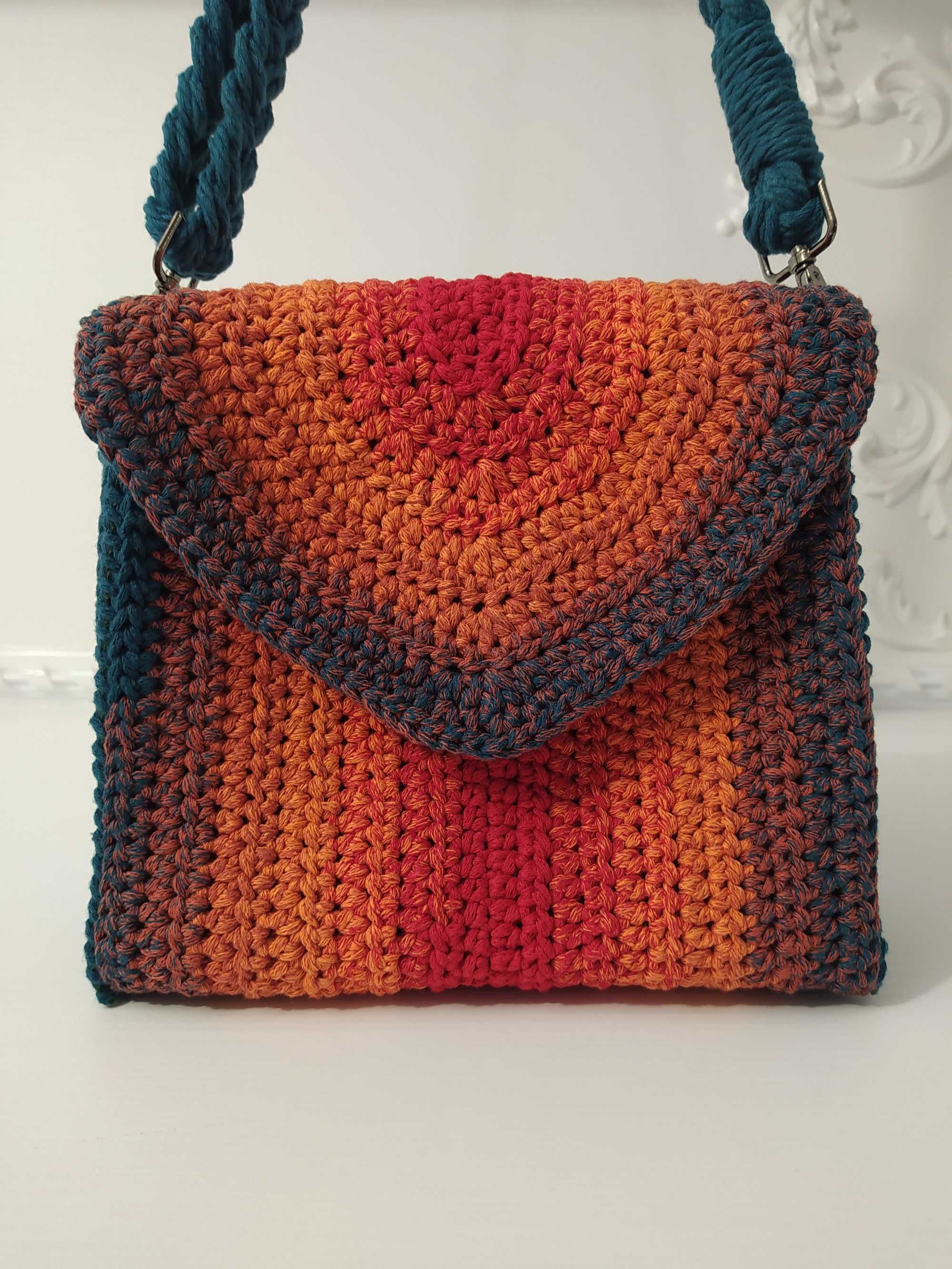 Плетена чанта в преливащи цветове