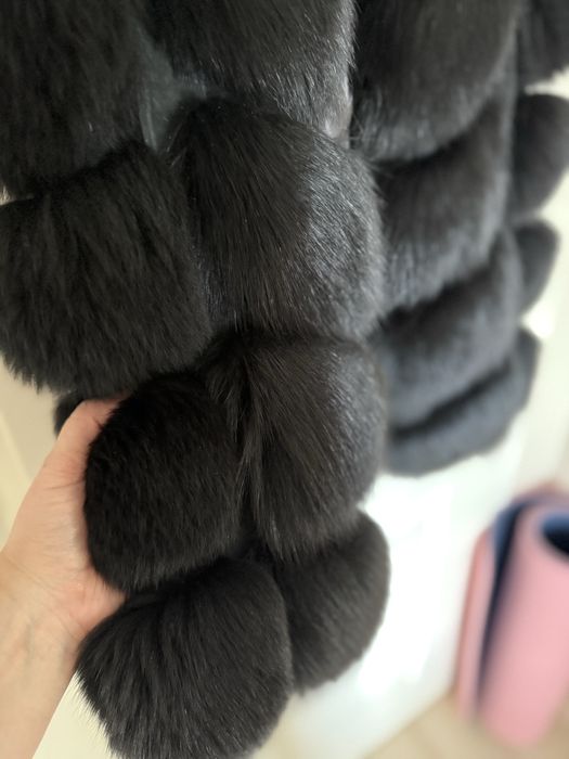 Vesta din blana de vulpe neagra